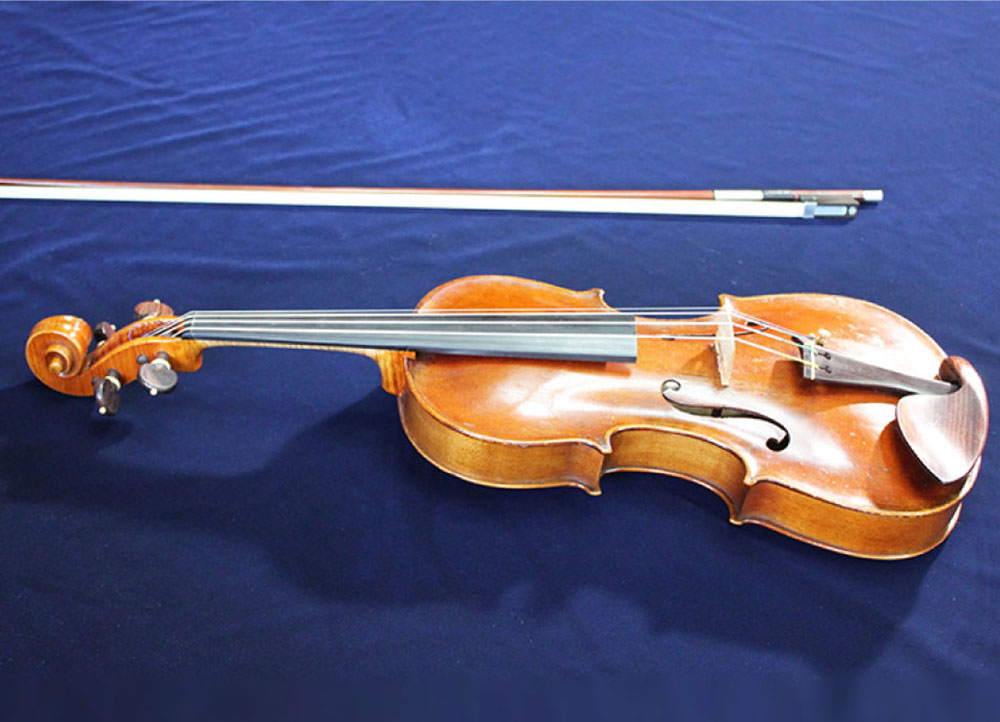 Sergei Palchikoff’s violin, <br>
										which survived the A-bomb